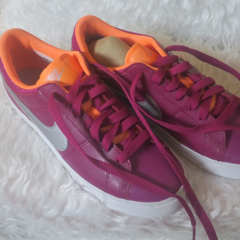 NIKE NIB Women`s Magenta Match Supreme Leather SZ 5 style 631461 500